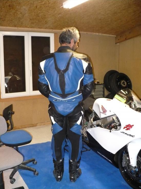 Réparation d'une combinaison moto