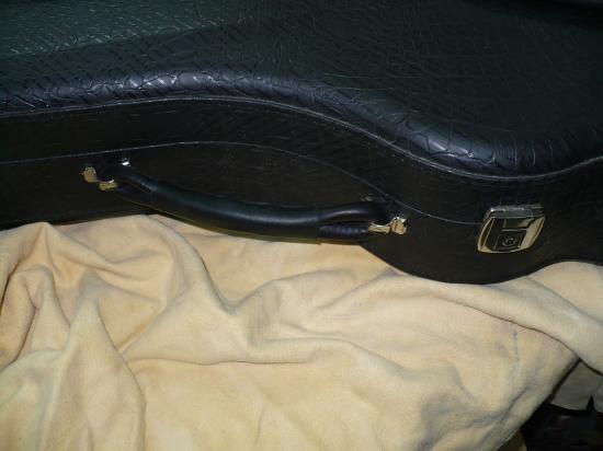 Réparation d'une poignée d'étui de guitare
