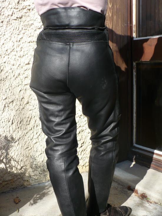 Pose d'une fermeture éclair sur un pantalon en cuir