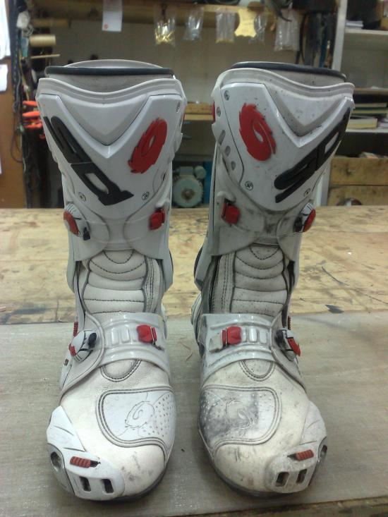 Remise en état de bottes de moto