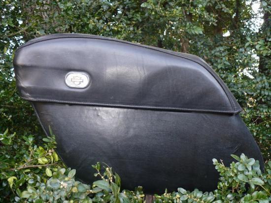 Réparation d'une sacoche de Harley Davidson avec changement du cuir