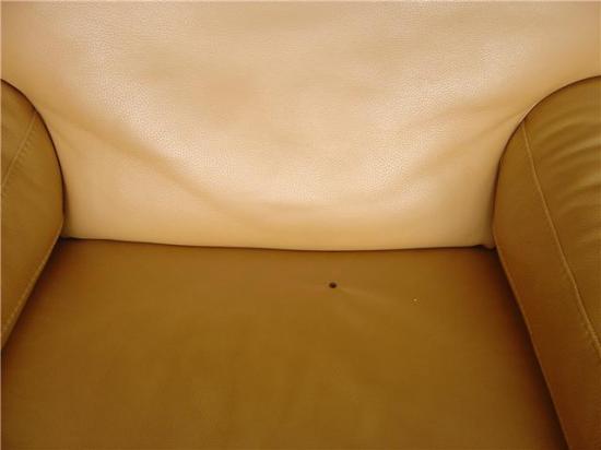 Brûlure de cigarette sur un fauteuil cuir